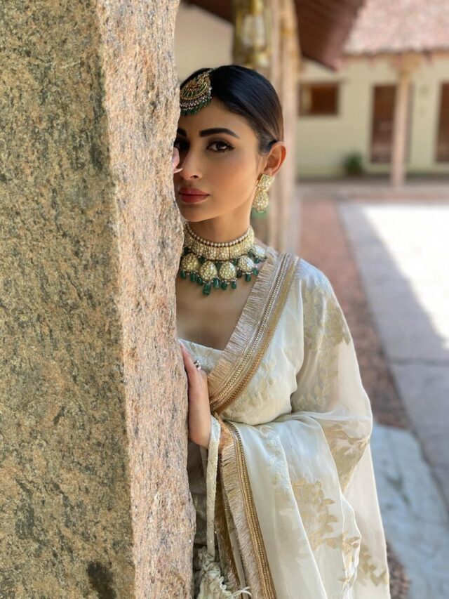 Mouni Roy ने लहंगा पहन दिखाई दिलकश अंदाज